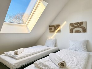Laptop workspace, iron/ironing board, bed sheets - Quiet Luxury 4BR With1LR Garden Villa (Breitenfurth bei Wien)