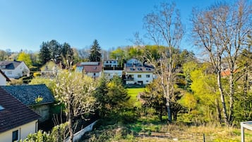 Vista frontal de la propiedad