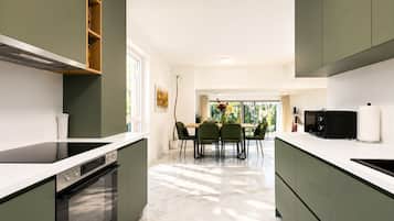 Luxury Villa | Private kitchen | Fridge, microwave, oven, stovetop