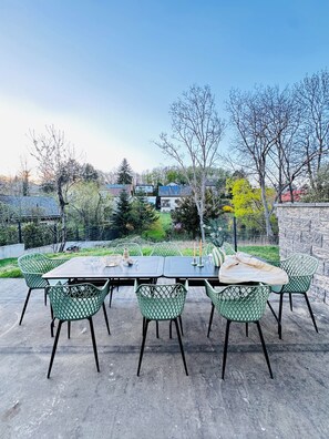 Outdoor dining - Quiet Luxury 4BR With1LR Garden Villa (Mödling)