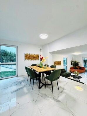 Family dining - Quiet Luxury 4BR With1LR Garden Villa (Mödling)