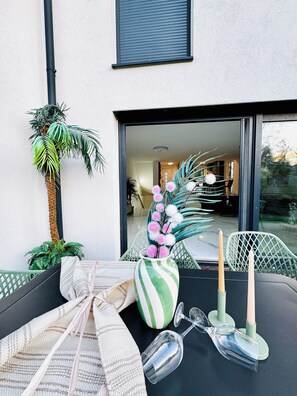 Outdoor dining - Quiet Luxury 4BR With1LR Garden Villa (Mödling)