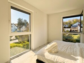 Laptop workspace, iron/ironing board, free WiFi, bed sheets - Quiet Luxury 4BR With1LR Garden Villa (Breitenfurth bei Wien)