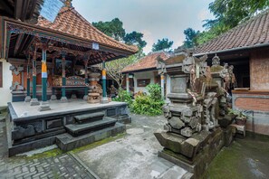 Um templo tradicional balinês com arquitetura elaborada, incluindo um telhado telhado e esculturas detalhadas.