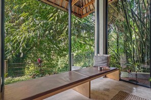 Apartment, 2 Bedrooms, Kitchen, Garden View | Pemandangan dari bilik