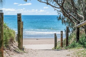 On the beach - Pawfect Coastal - Pet friendly, Beachfront, Pool (Marcoola)