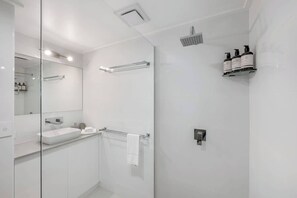 Doccia, asciugacapelli, asciugamani, shampoo