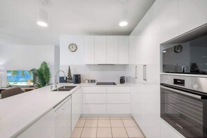 Fridge, microwave, oven, stovetop - Pawfect Coastal - Pet friendly, Beachfront, Pool (Marcoola)