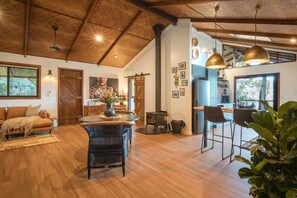 TV, fireplace - Rhulani Lodge ~ sauna, spa, pizza oven, fireplace (Eudlo)