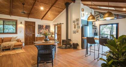 Rhulani Lodge ~ sauna, spa, pizza oven, fireplace
