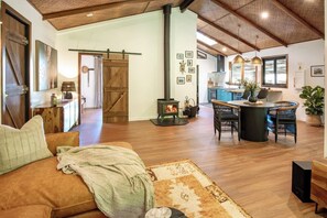 TV, fireplace - Rhulani Lodge ~ sauna, spa, pizza oven, fireplace (Eudlo)