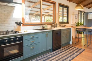 Fridge, microwave, oven, stovetop - Rhulani Lodge ~ sauna, spa, pizza oven, fireplace (Eudlo)