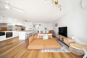 Un appartement moderne comprenant une cuisine, un coin repas et un salon.