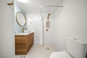 Een douche, een haardroger, handdoeken