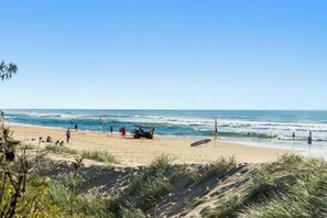 On the beach - Coastal Drift - Beach Access, Pool, Spa, Gym (Marcoola)