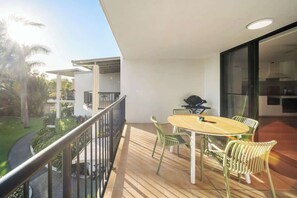 Outdoor dining - Coastal Drift - Beach Access, Pool, Spa, Gym (Marcoola)