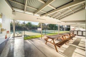 Outdoor dining - Coastal Drift - Beach Access, Pool, Spa, Gym (Marcoola)