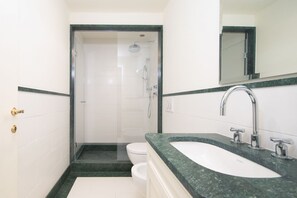Shower, bidet, towels, shampoo - House Bardi Florence (Firenze)