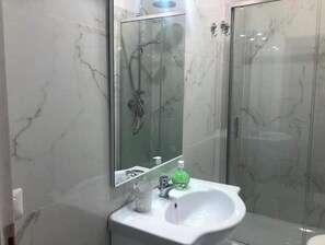 Regadera, secadora de cabello, toallas, jabón 