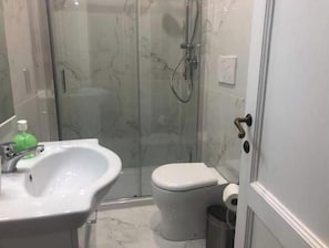 Shower, hair dryer, towels, soap - Amor Fati - Appartement lumineux au cœur de Sant'Ambrogio (Firenze)