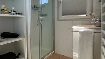 Douche, sèche-cheveux, serviettes fournies, savon