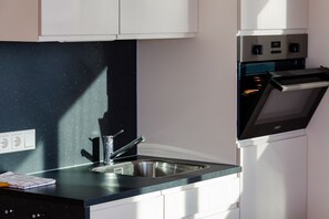 Fridge, oven, stovetop, dishwasher
