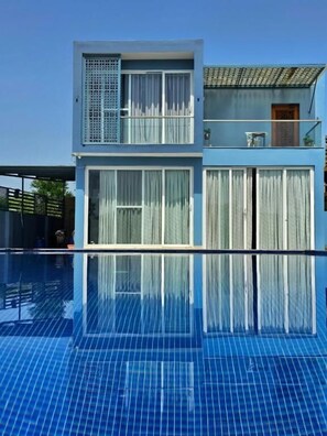 Deluxe-Villa, Balkon, Gartenblick | Pool | Außenpool