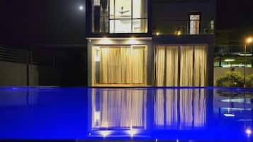 Deluxe-huvila, parveke, näköala puutarhaan | Uima-allas