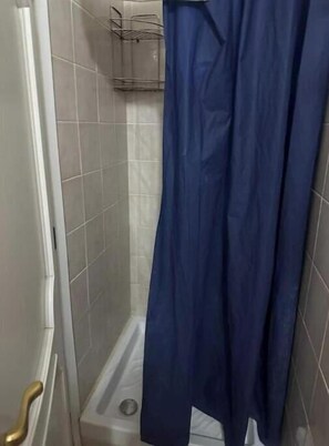 Hårtork, bidé, handdukar och tvål