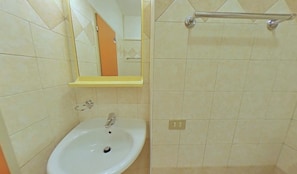 Bathroom - Cozy Studio With Swimming Pool (Lignano Sabbiadoro)