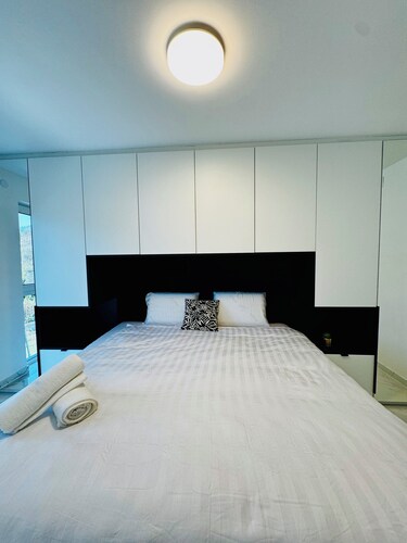 Quiet Luxury 5BR Villa With Garden