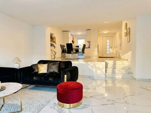 Luxury Villa | Living room - Quiet Luxury 5BR Villa With Garden (Breitenfurth bei Wien)
