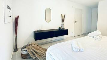 Luxury Villa | Laptop workspace, iron/ironing board, free WiFi, bed sheets