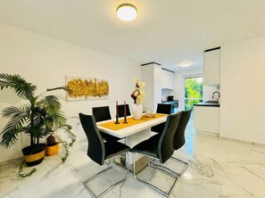 Luxury Villa | Private kitchen | Fridge, microwave, oven, stovetop - Quiet Luxury 5BR Villa With Garden (Breitenfurth bei Wien)