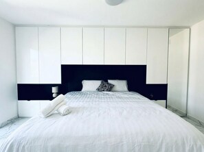 Luxury Villa | Laptop workspace, iron/ironing board, free WiFi, bed sheets - Quiet Luxury 5BR Villa With Garden (Breitenfurth bei Wien)