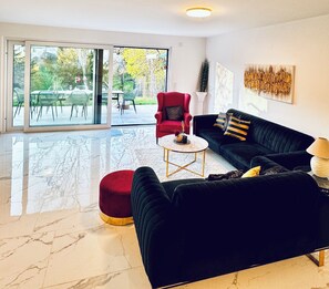 Luxury Villa | Living room - Quiet Luxury 5BR Villa With Garden (Breitenfurth bei Wien)