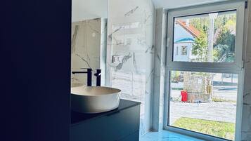 Luxury Villa | Bathroom | Separate tub and shower, free toiletries, hair dryer, towels