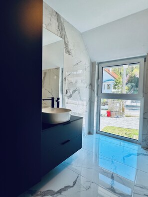 Bathroom - Quiet Luxury 5BR Villa With Garden (Breitenfurth bei Wien)