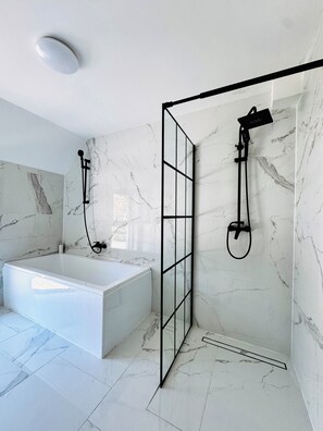 Luxury-Villa | Badezimmer | Badewanne und Dusche (separat), kostenlose Toilettenartikel
