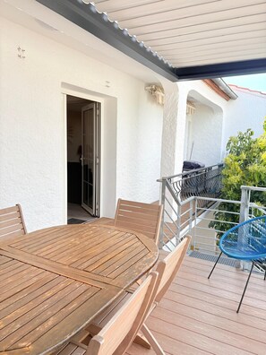 Outdoor dining - St Cyprien superb luxury 3-bedroom apartment (Saint-Cyprien)