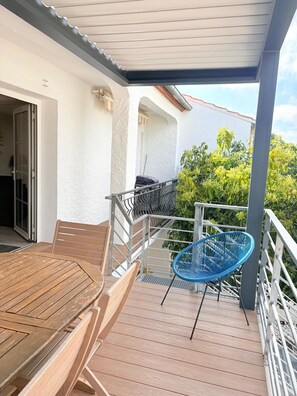 Outdoor dining - St Cyprien superb luxury 3-bedroom apartment (Saint-Cyprien)