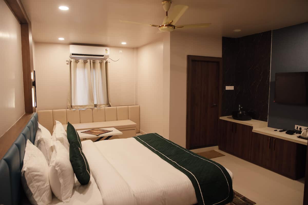 Deluxe Double Room, City View | Desk, laptop workspace, free WiFi