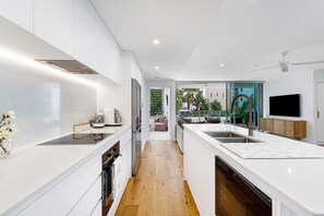 Fridge, microwave, oven, stovetop - The Sea Breeze Retreat (Palm Beach)