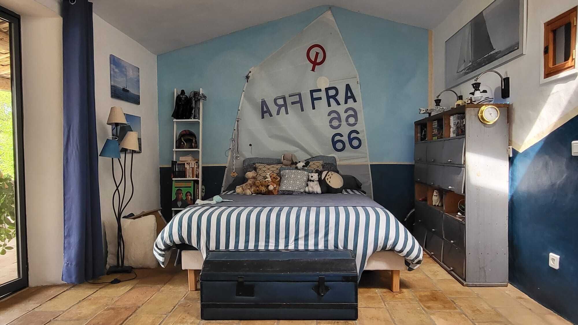 5 chambres, bureau, fer et planche à repasser, lit parapluie