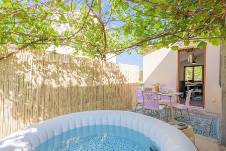Outdoor dining. Holiday Home in Southern Ardèche with Jacuzzi, Wi-Fi, and Air Conditioning