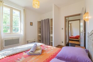 3 bedrooms, WiFi, bed sheets - Gîte in Southern Ardèche with Jacuzzi, Wi-Fi, and Air Conditioning (Joyeuse)