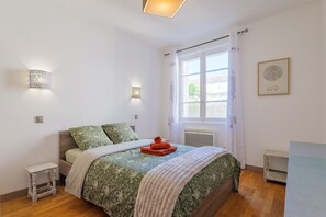 3 bedrooms, WiFi, bed sheets - Holiday Home in Southern Ardèche with Jacuzzi, Wi-Fi, and Air Conditioning (Joyeuse)