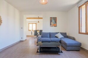 TV - Holiday Home in Southern Ardèche with Jacuzzi, Wi-Fi, and Air Conditioning (Joyeuse)