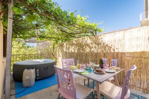 Outdoor dining - Gîte in Southern Ardèche with Jacuzzi, Wi-Fi, and Air Conditioning (Joyeuse)