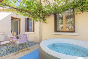 Outdoor dining - Gîte in Southern Ardèche with Jacuzzi, Wi-Fi, and Air Conditioning (Joyeuse)